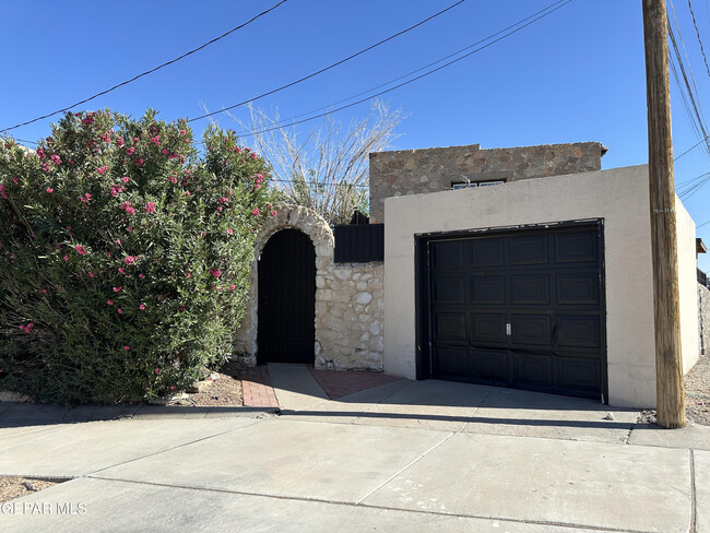 Building Photo - 3921 Pershing Dr