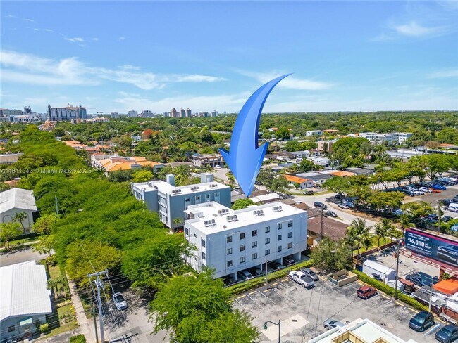 Building Photo - 810 Salzedo St
