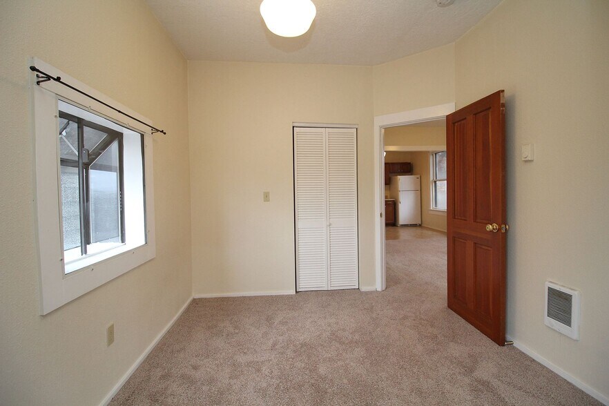 Building Photo - 3719 S Hood Ave