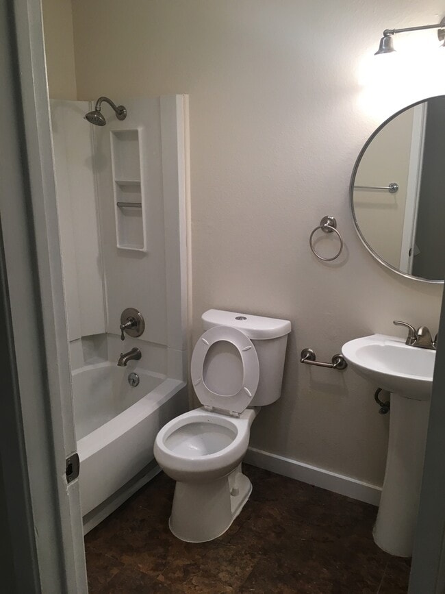 Building Photo - Newly remodeled 3 bed 2 bath