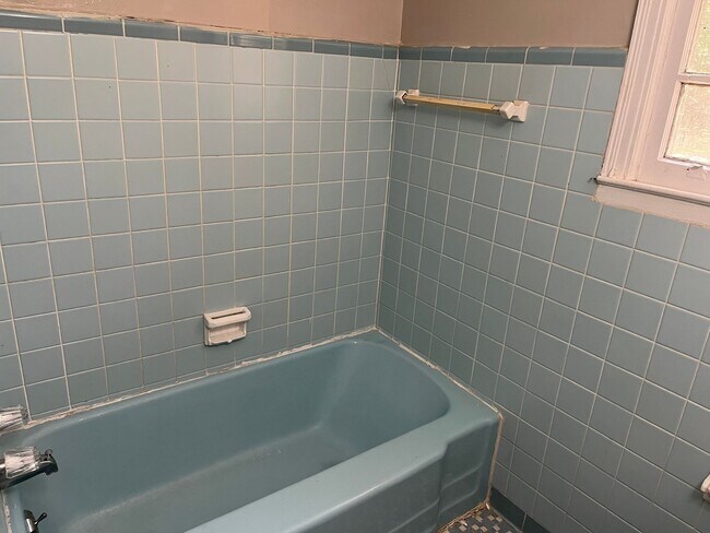 Building Photo - ***3 Bedroom / 1 Bathroom House for Rent i...