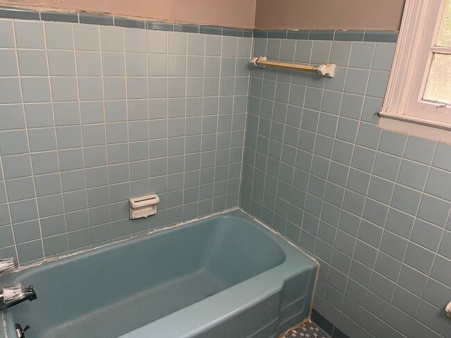 Building Photo - **AVAILABLE NOW**3 Bedroom / 1 Bathroom Ho...