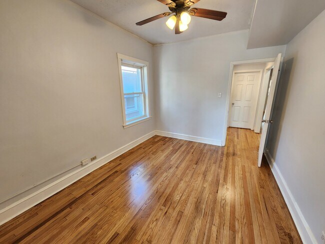 Building Photo - 6210 N Francisco Ave