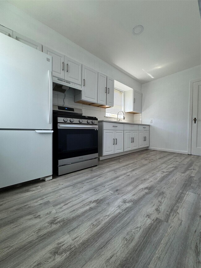 Building Photo - 76-16-76270 270th St