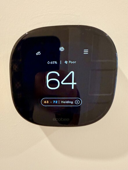 Building Photo - 906 Main St