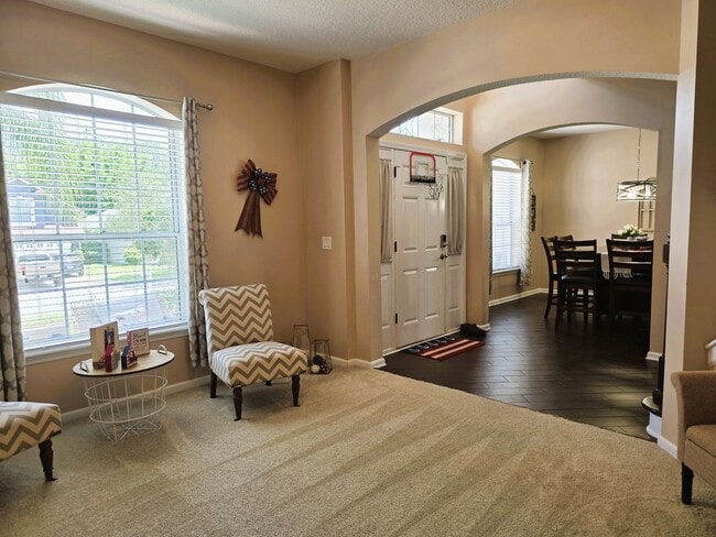 Building Photo - Large Home On Cul-De-Sac!