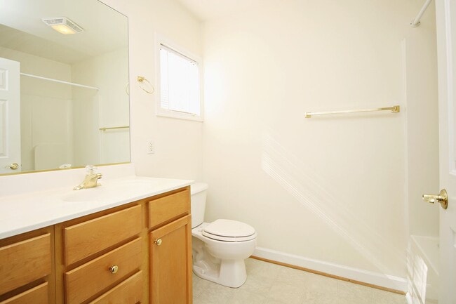 Building Photo - Cat-Friendly Forest Lakes South Townhome