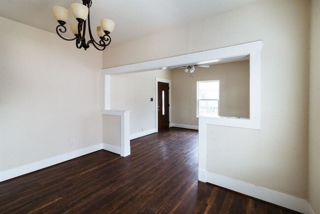 Tons of natural light and hardwood floors - 3811 Fox St