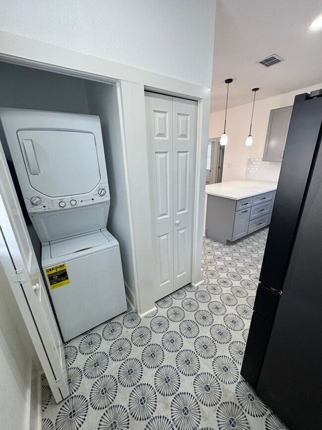 Building Photo - Move-In Ready & Recently Updated 2-Bedroom...
