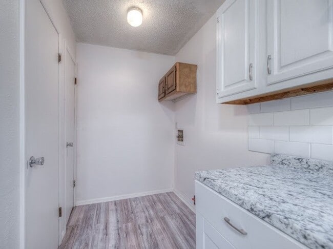 Building Photo - 2 Bedroom 1 Bath Duplex