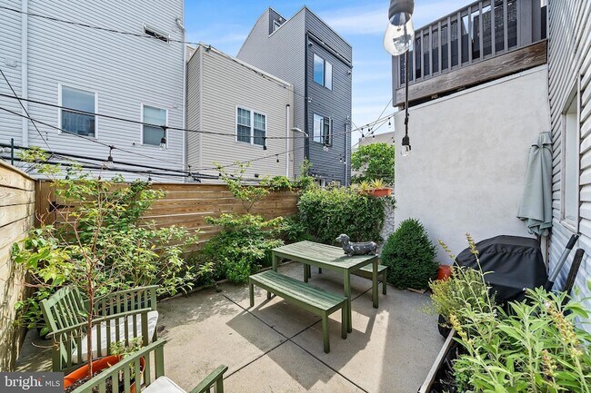 Building Photo - 2222 Oakford St