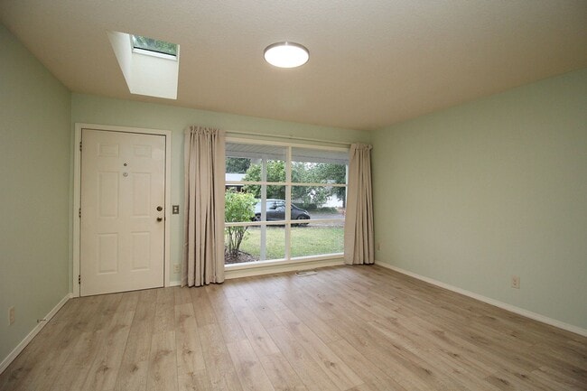 Building Photo - 224 NE 127th Ave