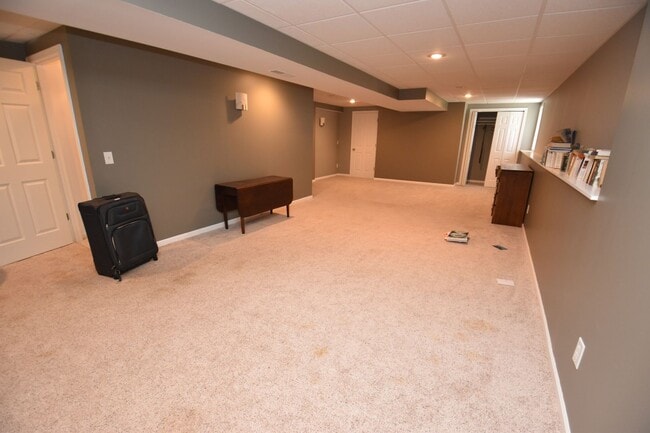 Building Photo - Home in Farmington Hills, 3 bedroom, 2 bath. Close to Notre Dame!