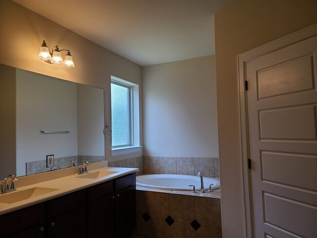 Building Photo - 218 Simmons Dr