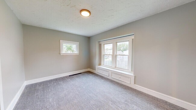 Building Photo - Old Brooklyn Area - 3 Bedroom Single Famil...