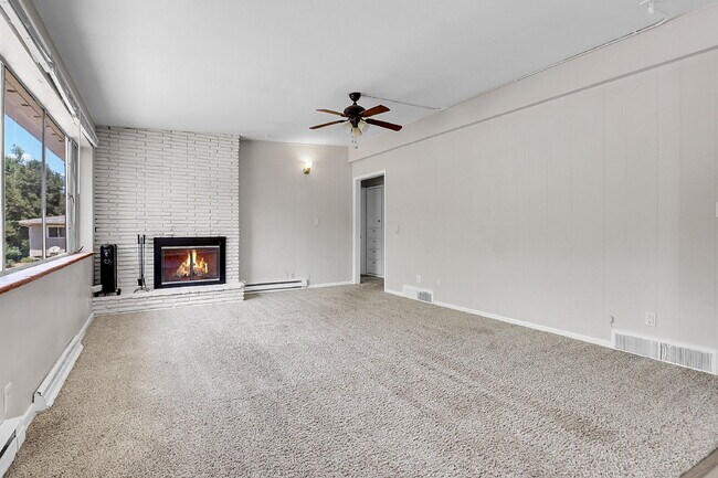 Building Photo - $1,995 - 3 Bed, 1 Bath Duplex Unit in Litt...