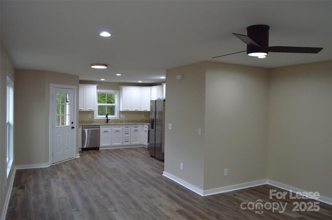 Building Photo - 620 W Bell St