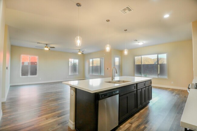 Building Photo - 14839 E 46th Dr