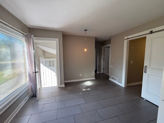 Building Photo - 3 bed 1 bath Brick Bungalow in Forest Hills