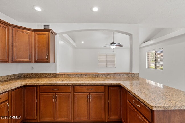 Building Photo - 744 E Meadow Ln