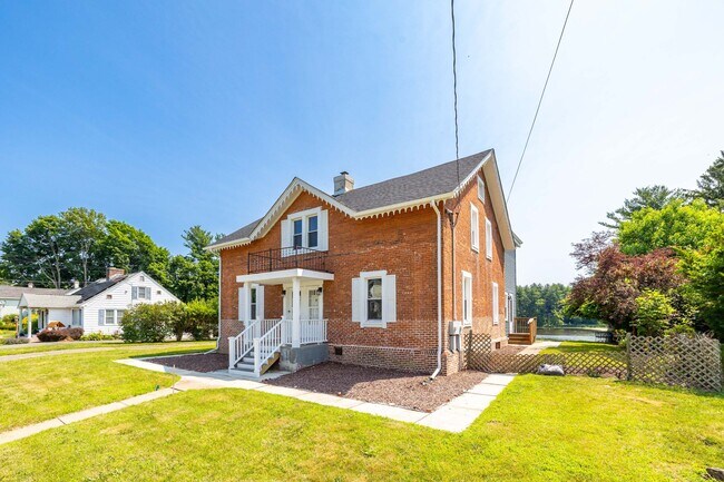 Building Photo - 81 Main St