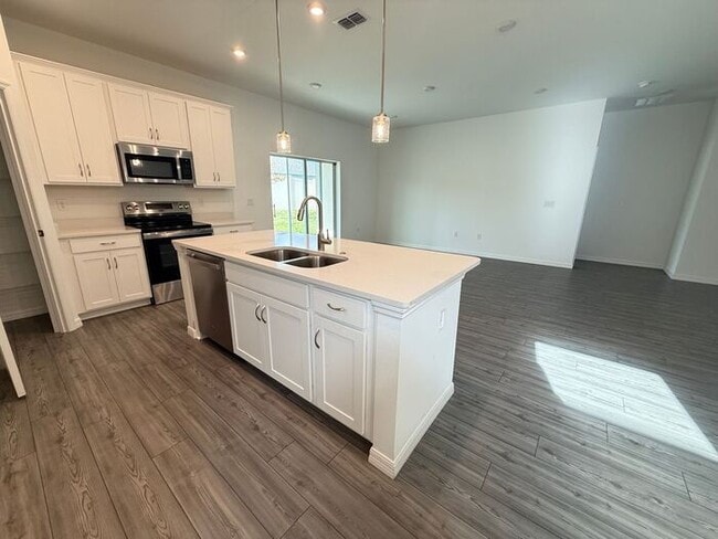 Building Photo - 4/3 Spacious Lake County Home