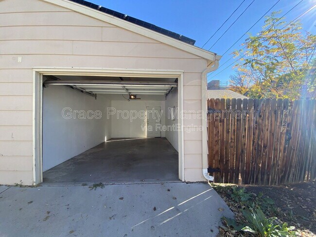 Building Photo - 2125 S Acoma St