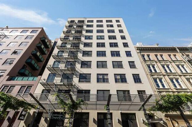 Building Photo - 1BR/1BA PENTHOUSE! Enormous Private Roof D...