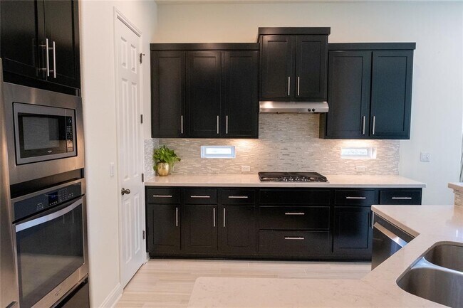 Building Photo - 6701 Serlio Dr