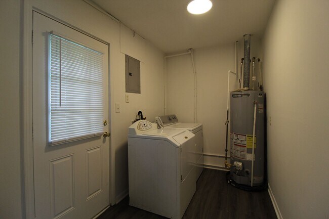 Building Photo - August FREE On This 3 Bedroom 1 Bath Home In Prairie Village