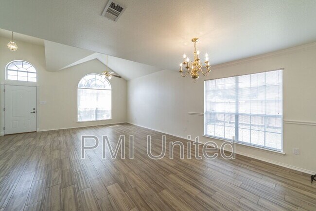 Building Photo - 2758 Red Oak Dr