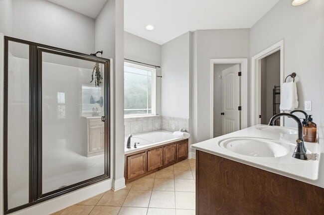 Building Photo - 723 Windrush Loop