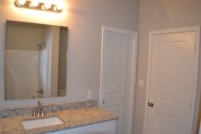 Building Photo - 3 bed 2 bath House for Lease in Sherman