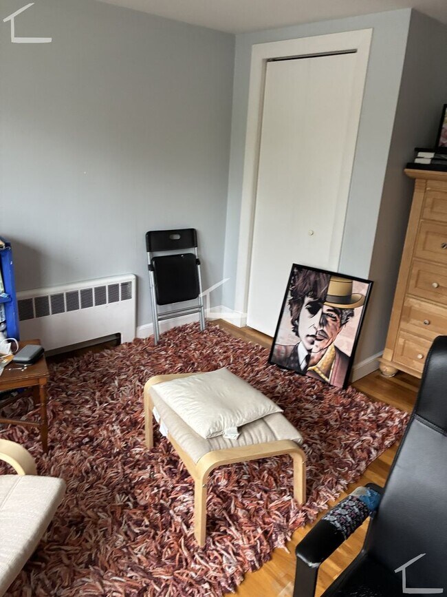 Building Photo - Rent a House in Newton 4bed/2.5 Bath - Parking included!