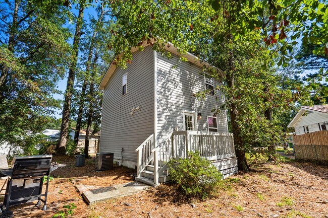 Building Photo - End unit of a Triplex within walking dista...