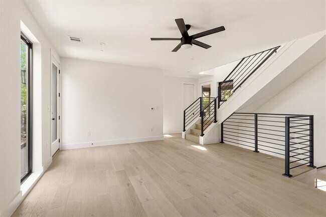 Building Photo - 2300 Bluebonnet Ln