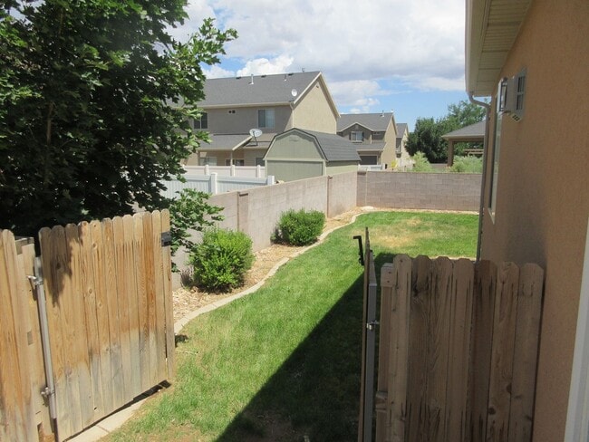 Building Photo - Move-In Bonus!!! 5 bedroom, 3 bath Single Family Home