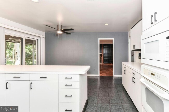 Building Photo - 3318 Mantua Dr