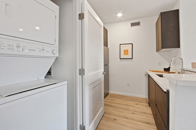 Building Photo - 400 Catalina