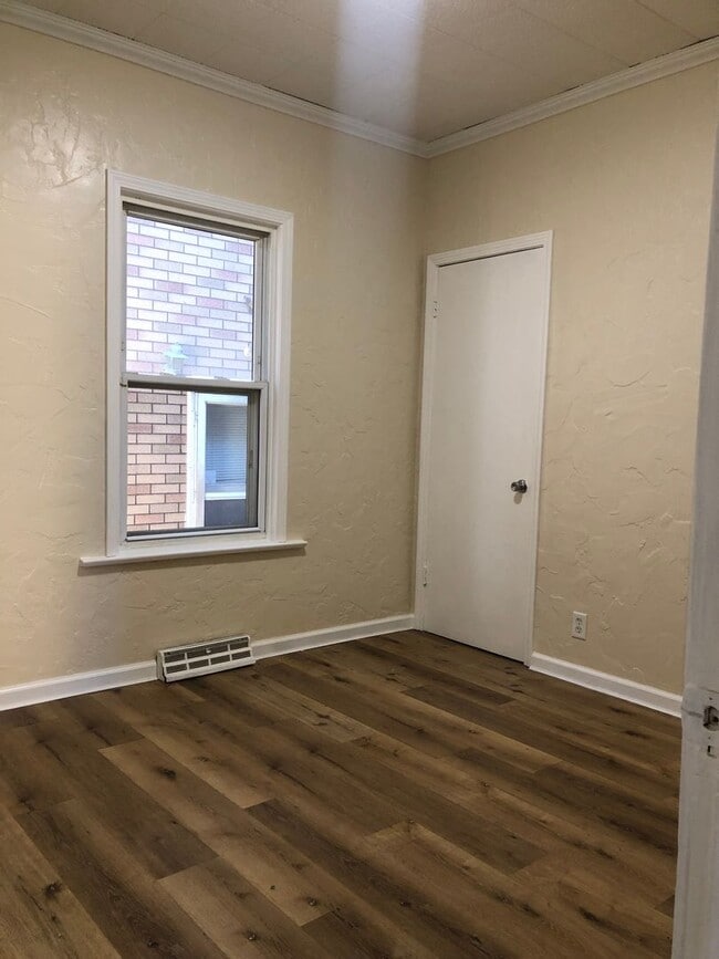 Building Photo - Move in Special....1/2 off 1st Months Rent!!!!!