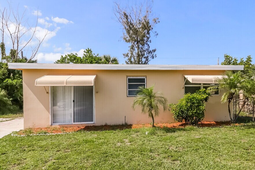Primary Photo - 5641 Honeysuckle Dr