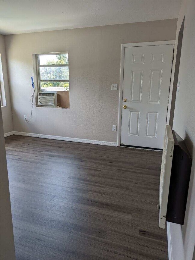 Building Photo - 1036 Ola Dr