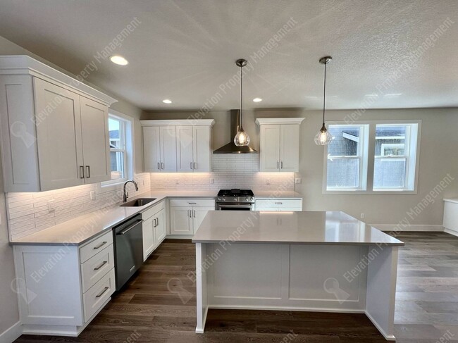 Building Photo - Gorgeous newly built in 2022 4 BR home in ...