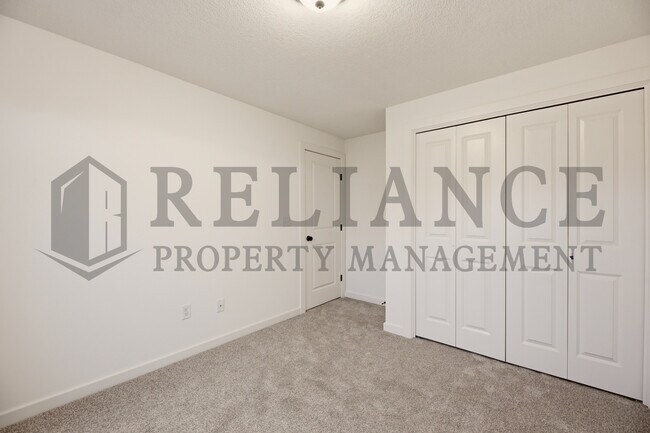 Building Photo - 5241 N Pinecrest Ct