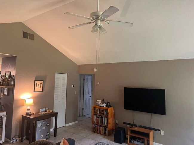 Building Photo - Super cute 3 bedroom 2 bath in NW Miram Manor