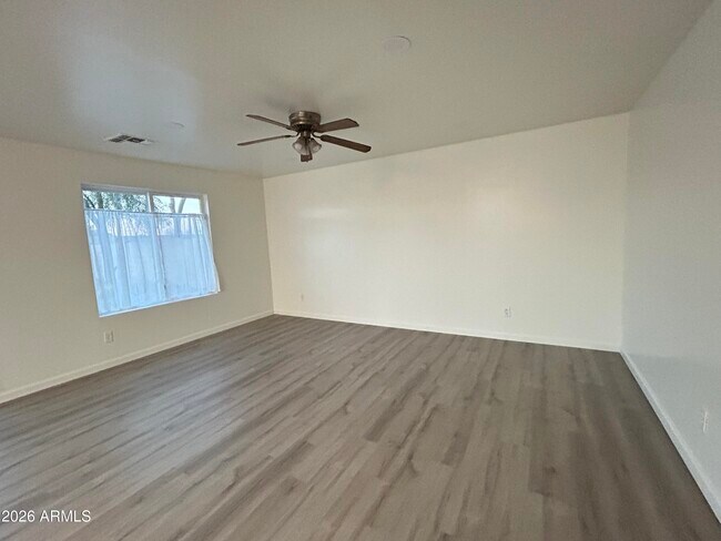 Building Photo - 10542 W Alvarado Rd