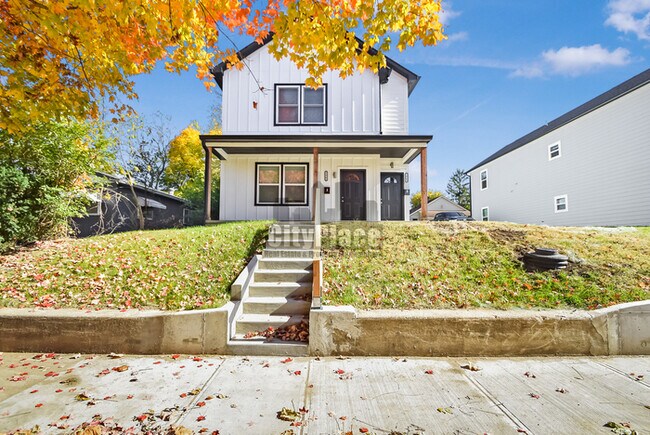 Primary Photo - 2809 E Riverside Dr