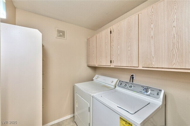 Building Photo - 7885 W Flamingo Rd