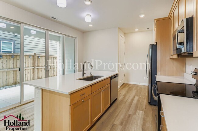 Building Photo - **SPECIAL OFFER $400.00 OFF FIRST MONTH RE...