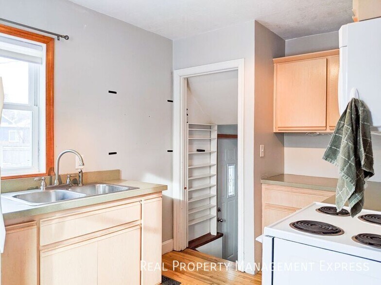 Building Photo - 3 Bed House w/ Fenced-In Yard